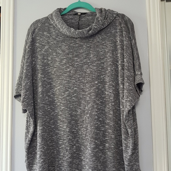 ✨2/ $12✨ - Short-Sleeve Grey Turtleneck Sweater - Picture 2 of 3